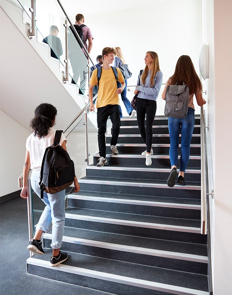 01 high school students walking on stairs between SQE892G – English Vibez